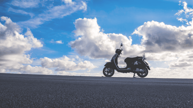 青空のもとに125CCのバイクがある